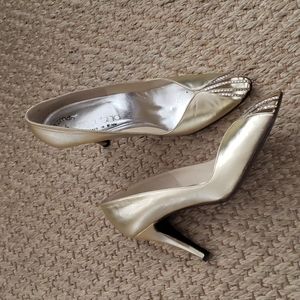 Vintage stuart weitzman golden heels size 7 but fits 6.5  better